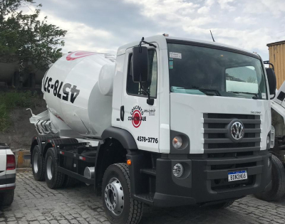 Caminhão betoneira da Concrelaje